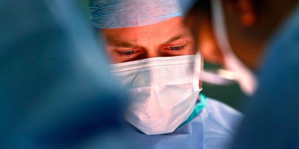 kirurg izvede operacijo za povečanje penisa
